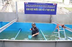 Tiến sĩ Nhật gội đầu, rửa mặt sảng khoái trên sông Tô Lịch