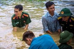 Tham gia chống lũ, một công an viên bị nước cuốn trôi