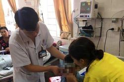 Bố cứu con trai rơi xuống giếng nước