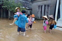 Lũ quét bất ngờ, một công an viên bị lũ cuốn trôi và hàng chục hộ dân phải sơ tán
