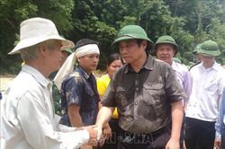 Đồng chí Phạm Minh Chính thăm hỏi, động viên người dân bản Sa Ná bị thiệt hại do lũ lụt