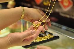 Giá vàng hôm nay (8/8) tăng cao chưa từng thấy, thêm gần 1 triệu lên 42,25 triệu đồng/lượng