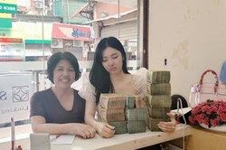 Thanh Bi rạng rỡ khoe ảnh cầm tiền đi mua căn nhà thứ 3 sau thành công của Người Phán Xử