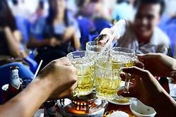 Ép buộc người khác uống bia là phạm pháp