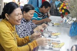 Những bữa cơm miễn phí, ấm áp nghĩa tình cho bệnh nhân nghèo
