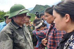 Trưởng ban Tổ chức Trung ương Phạm Minh Chính vào thăm người dân vùng tâm lũ Thanh Hóa