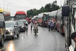 Đèo Bảo Lộc sạt lở, kẹt xe hàng chục km