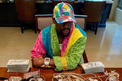 Mayweather khoe của, hứa tặng 10.000 USD cho người hâm mộ