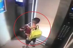 Trẻ bị kẹt trong thang máy ở Trung Quốc vì nghịch dại