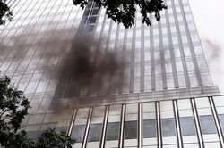 Khói mù mịt bốc ra từ Saigon Centre, nhiều người hoảng loạn tháo chạy