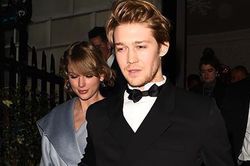 Fan suy đoán Taylor Swift đính hôn với bạn trai
