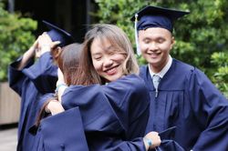 Khoảnh khắc 'rời tổ' xúc động của sinh viên Đại học Broward Việt Nam