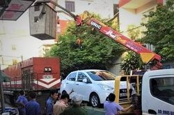 Đậu ôtô chắn đường ray tàu hỏa rồi về nhà ngủ