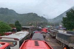 Lâm Đồng: Hàng ngàn khối đất đổ xuống, đèo Bảo Lộc lại tê liệt