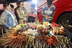Những món ăn vặt 'cực phẩm' nhất định phải thử khi đến chợ đêm Đà Lạt