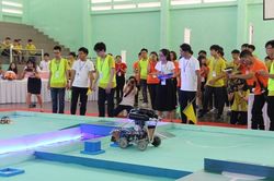Học sinh hào hứng thi sáng tạo Robot