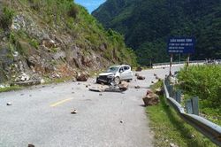 Lai Châu: Đang lưu thông, xe CRV bị đá đè bẹp rúm