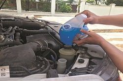 Có nên dùng nước lã để rửa kính ô tô?