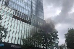 Khói bốc nghi ngút từ tòa nhà Saigon Centre, hàng trăm người tháo chạy