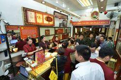Vàng thế giới đi lên, giá vàng SJC rơi tự do