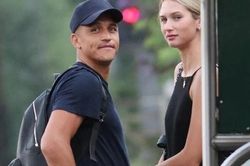 Alexis Sanchez gạ gẫm chân dài nóng bỏng và cái kết đắng