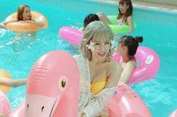 Hari Won khiến fan 'choáng' khi lần đầu diện bikini trễ nải quay MV