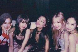 Tin đồn về màn hợp tác giữa Ariana Grande và BlackPink xuất hiện khi mọi người nhìn thấy hình ảnh này!
