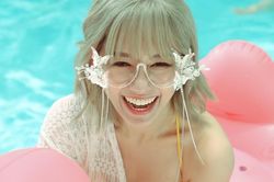 Choáng với 15 giây lần đầu 'liều lĩnh' diện bikini 'nóng bỏng mắt' của Hari Won