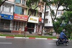 Phát hiện người đàn ông tử vong bên đường cạnh cây xanh bị đổ sau mưa lớn