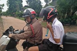 Nằm ỳ trên giường không chịu dậy, nam sinh bị bà gọi cảnh sát tống đến trường