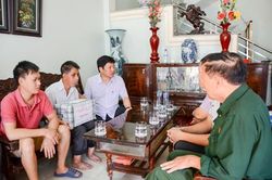 Lãnh đạo thành phố Ninh Bình thăm, tặng quà nạn nhân chất độc da cam