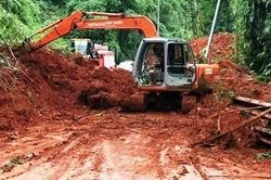 Sạt lở ở đèo Bảo Lộc, 2 ô tô rơi xuống vực, giao thông tê liệt