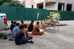 Gia đình thắp hương cầu siêu cho bé trai lớp 1 bị bỏ quên trên xe đưa đón của trường Gateway
