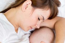 Từ vụ bé tử vong vì mẹ ngủ gật khi cho con bú, cảnh báo những tai nạn khó lường