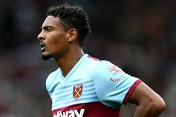 Tân binh nổi cáu vì gặp Man City ở vòng một Premier League