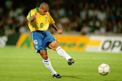 Roberto Carlos tái hiện cú sút phạt 'quả chuối' ở tuổi 46