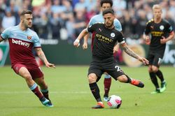 West Ham - Man City 0-5: Sterling ghi hattrick giúp City lên đầu bảng