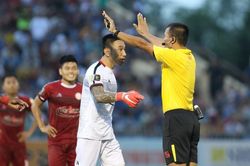 CLB TPHCM thua Quảng Nam từ quả phạt đền gây tranh cãi
