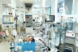 Hít phân su trong bụng mẹ, bé sơ sinh nguy kịch