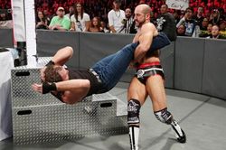 10 pha biểu diễn quá đà khiến đối thủ gãy xương của đô vật WWE
