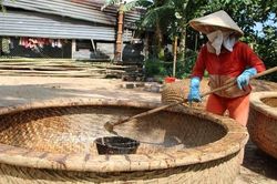Đôi vợ chồng đưa thúng chai vươn ra thế giới