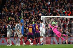 Cận cảnh siêu phẩm giúp Messi giành giải 'Bàn thắng đẹp nhất UEFA'