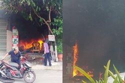 Ngôi nhà 2 tầng bị thiêu rụi sau tiếng nổ lớn, người dân chỉ kịp dắt xe ra ngoài