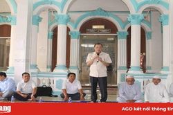 Phó Bí thư Thường trực Tỉnh ủy Võ Anh Kiệt thăm và chúc mừng Tết Roya Haji đồng bào Chăm Tân Châu