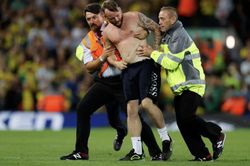 CĐV 'trần như nhộng' phá rối trận Liverpool thắng Norwich