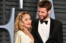 Miley Cyrus chia tay Liam Hemsworth sau gần một năm kết hôn
