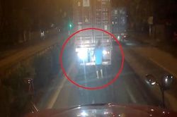 Bị chiếu chói mắt, tài xế lấy sơn xịt đen đèn xe khác