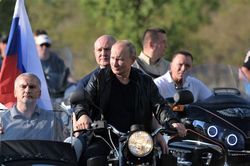 TT Putin phong trần, cưỡi môtô cùng 'Sói Đêm' ở Crimea