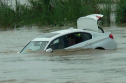 Giận dữ vì muốn quà siêu xe, thanh niên Ấn Độ đẩy xe BMW xuống sông