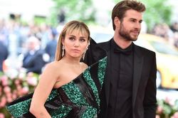 Miley chia tay Liam sau 8 tháng kết hôn, khẳng định mình thuộc cộng đồng LGBT?